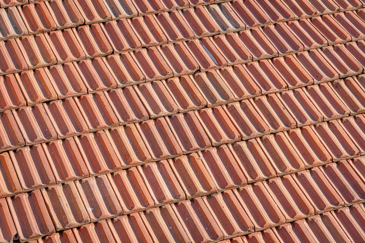 Dachówka ceramiczna na dachu domu jednorodzinnego